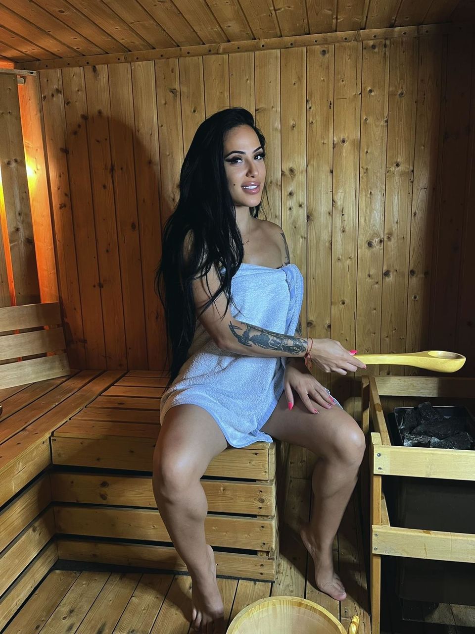 viktoria-geiles-fotomodel-massiert-dich-ab-sofort-wieder-im-enjoyment-of-life-6995ad5ecdcad0-31673298-6995ad5f086bd141495916